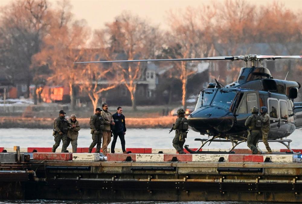 Η κινηματογραφική μεταγωγή του Μαδούρο στο δικαστήριο - Ελικόπτερο, χειροπέδες και πράκτορες της DEA