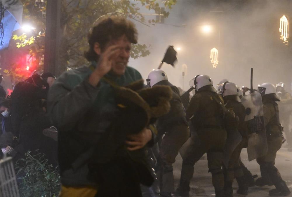 Όργιο αστυνομικής βίας σε άλλη μια πορεία για τον Αλέξη - Κι όμως, κόσμος έσπασε τον αποκλεισμό και τραγούδησε στο μνημείο