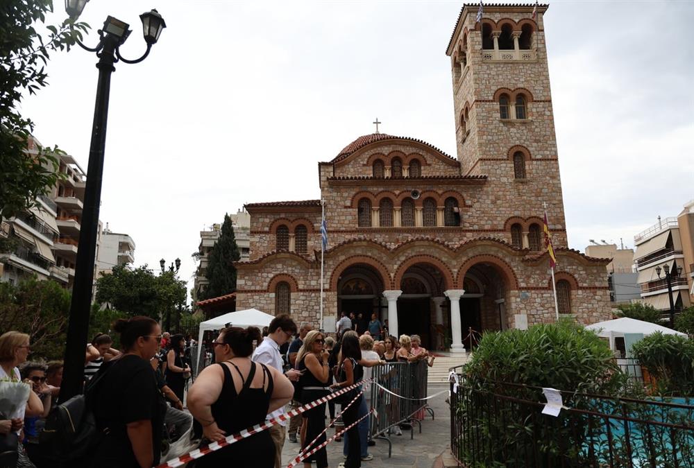Λαοθάλασσα, τραγούδια, κλάματα και λουλούδια στη λαϊκή αγρυπνία για τον Γιώργο Μαζωνάκη στη Νίκαια