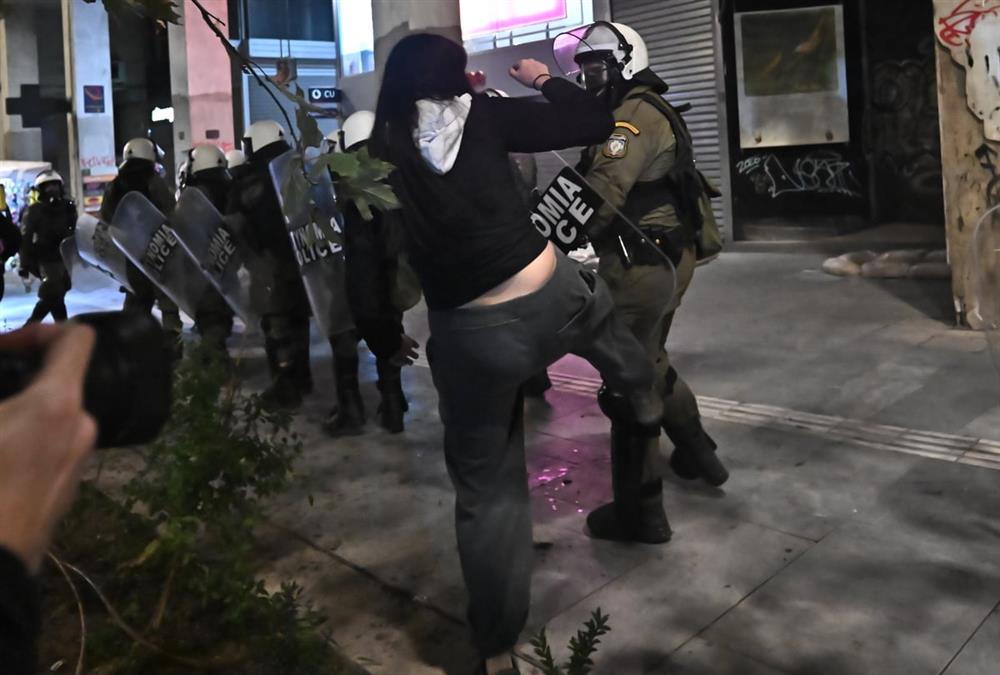 Όργιο αστυνομικής βίας σε άλλη μια πορεία για τον Αλέξη - Κι όμως, κόσμος έσπασε τον αποκλεισμό και τραγούδησε στο μνημείο