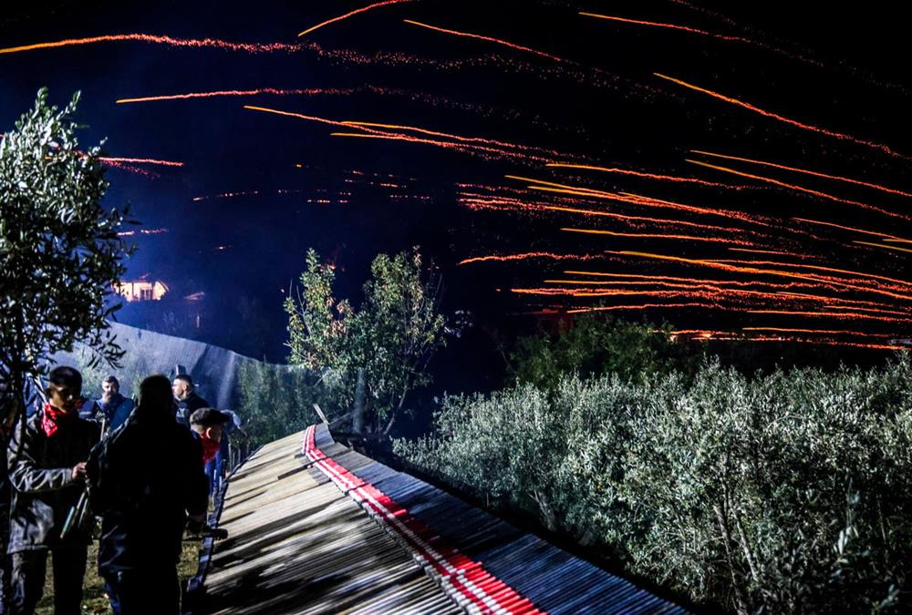 Πάσχα 2026 - Εντυπωσίασε για ακόμη μια χρονιά ο ρουκετοπόλεμος στον Βροντάδο Χίου