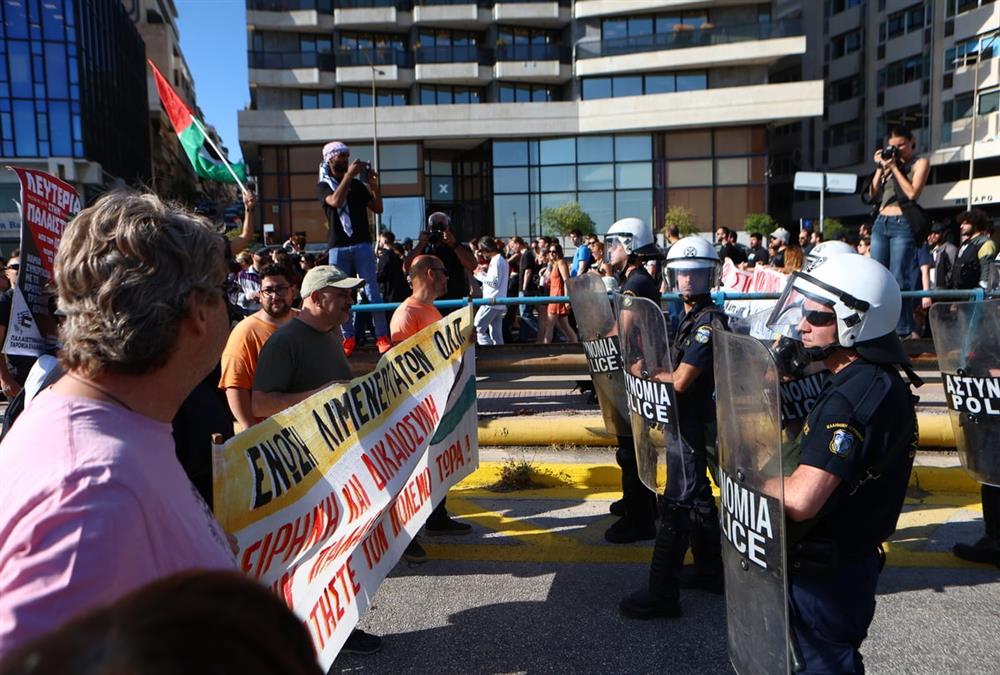 «Είναι ανεπιθύμητοι»: Συγκέντρωση διαμαρτυρίας στον Πειραιά κατά της άφιξης του «Crown Iris