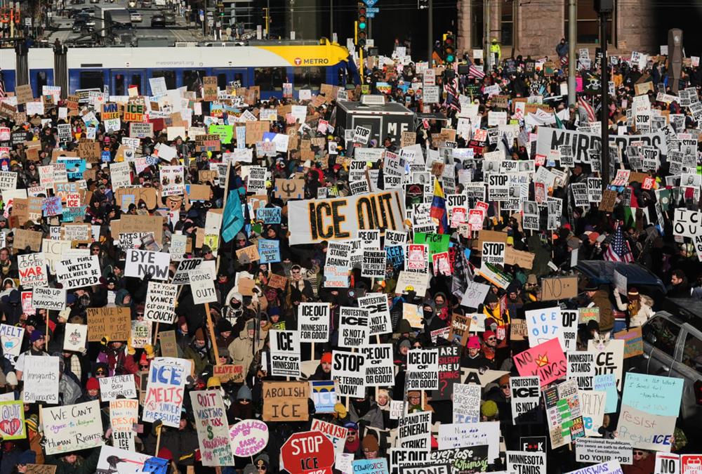 «Μισθωμένοι δολοφόνοι»: Χιλιάδες διαδηλωτές φώναξαν κατά της ICE στους δρόμους της Μινεάπολης