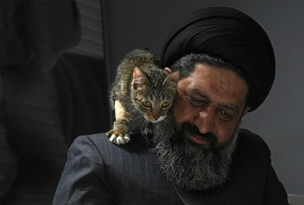 Κόντρα στα ταμπού και αψηφώντας την τιμωρία - Σιίτης κληρικός στο Ιράν φροντίζει αδέσποτα σκυλάκια