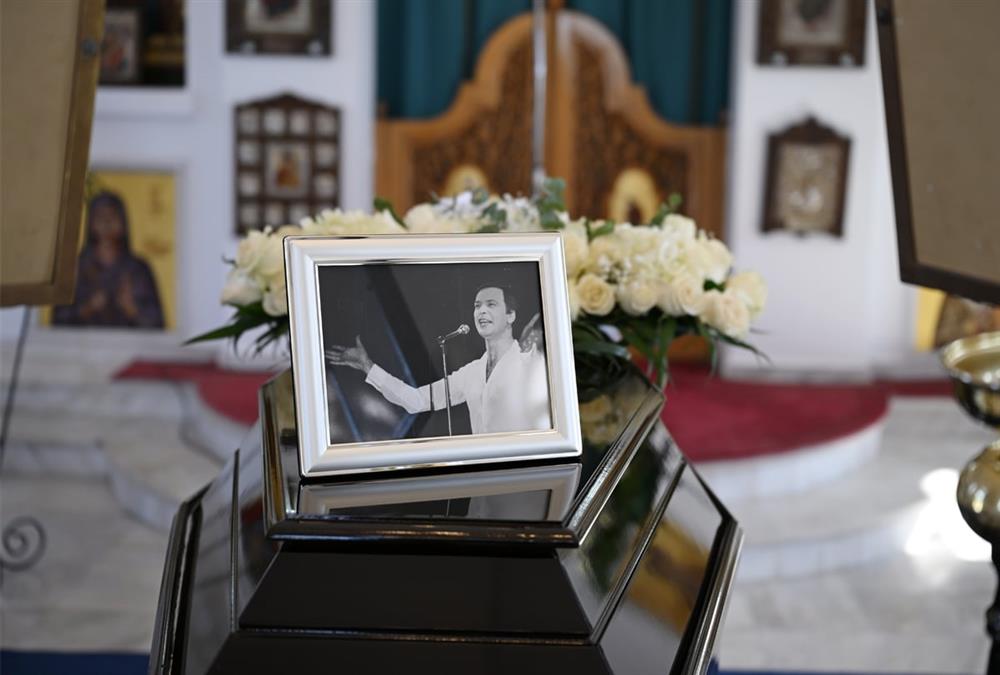 Το τελευταίο χειροκρότημα στον Γιώργο Μαρίνο - Σε κλίμα συγκίνησης η κηδεία του