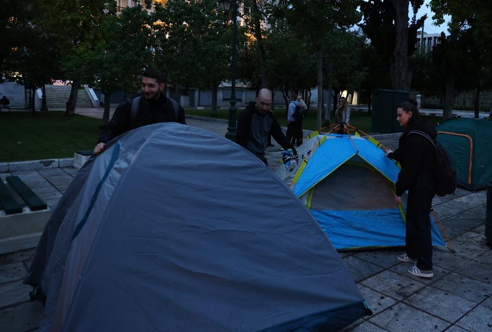 «Να σπουδάσουμε ή να επιβιώσουμε;»: Διαμαρτυρία φοιτητών στο Σύνταγμα για το στεγαστικό (ΙΝΤΙΜΕ)