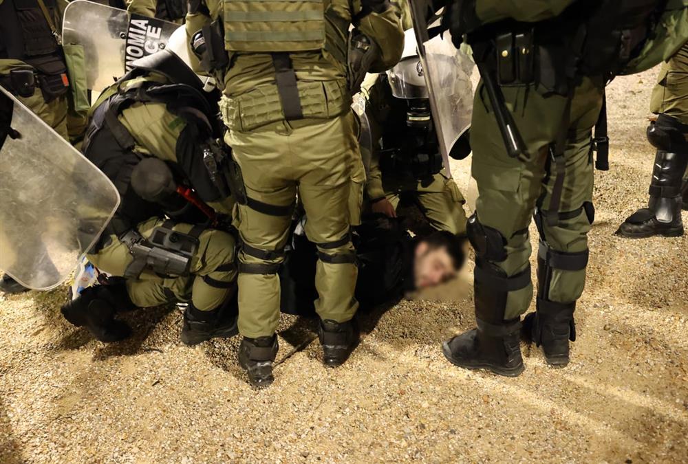 Όργιο αστυνομικής βίας σε άλλη μια πορεία για τον Αλέξη - Κι όμως, κόσμος έσπασε τον αποκλεισμό και τραγούδησε στο μνημείο