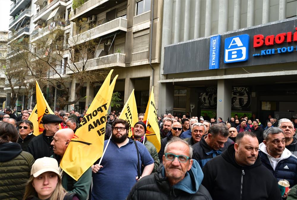 Στους δρόμους της Αθήνας οι οδηγοί ταξί - Καπνογόνα και συνθήματα έξω από τη Βουλή