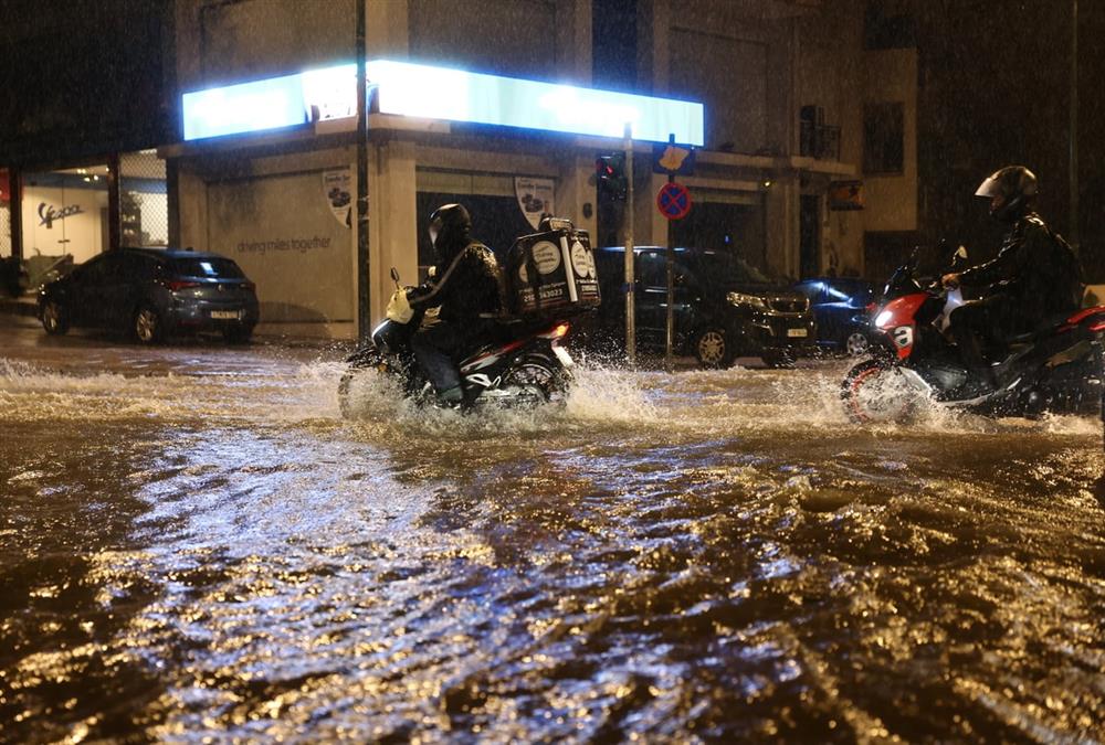 Εικόνες αποκάλυψης μετά το πέρασμα της κακοκαιρίας στην Αττική