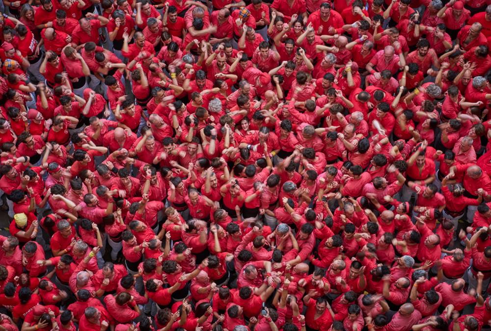 «Castells»: Οι ανθρώπινοι πύργοι της Καταλονίας και η δύναμη της συλλογικότητας