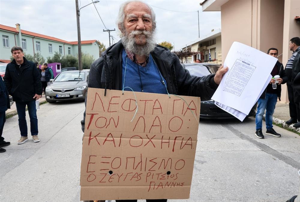 «Ζήτω τα τρακτέρ, κάτω οι Ferrari»: Κοσμοσυρροή στην πανελλαδική σύσκεψη των αγροτών στη Νίκαια