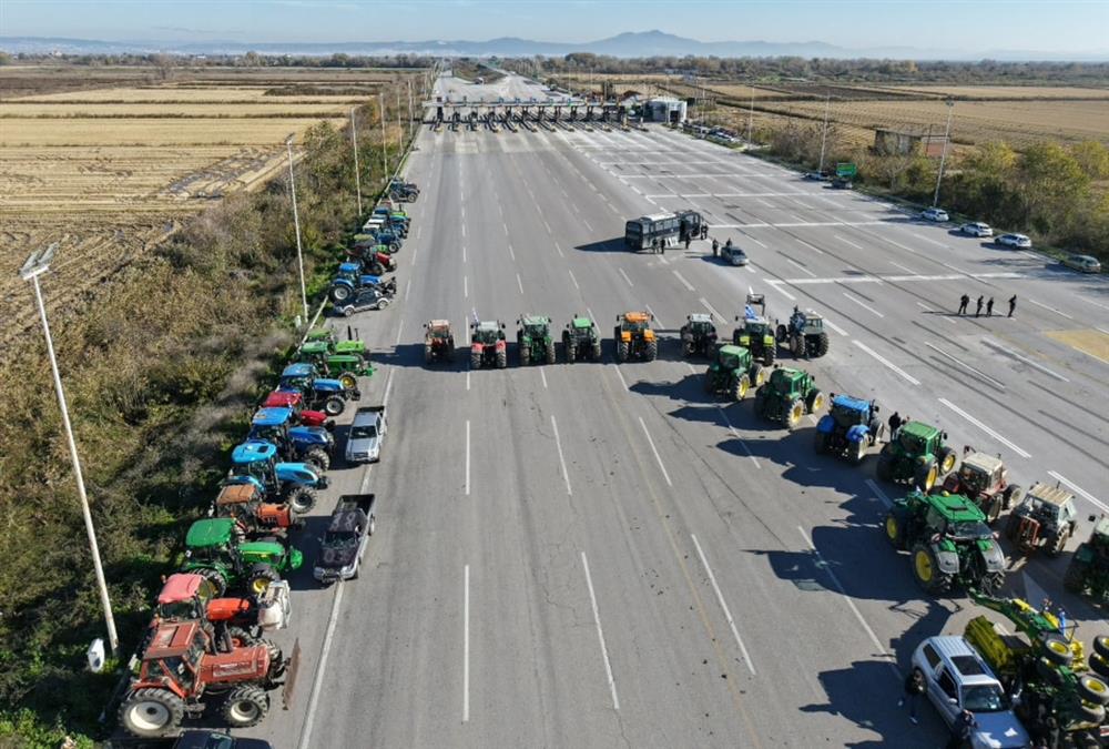 Ενισχυμένα και δυναμικά τα αγροτικά μπλόκα: Αποφασισμένοι οι αγρότες σε όλη τη χώρα