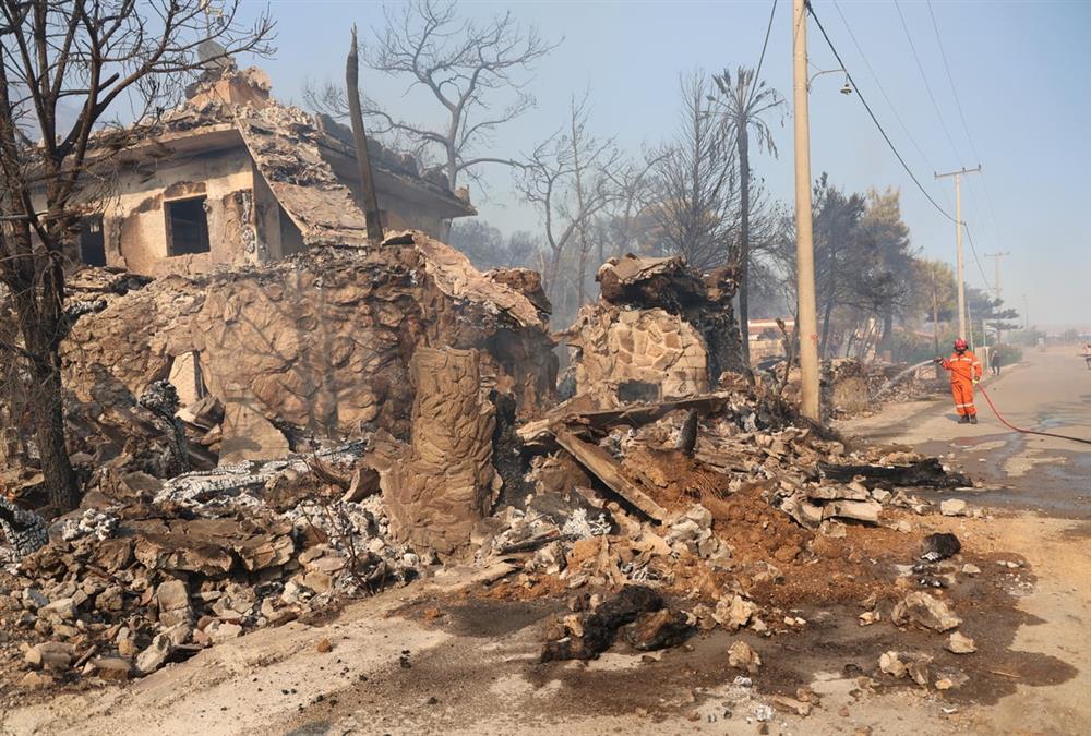 Συγκλονιστικές εικόνες από τη φονική φωτιά στη Σαλαμίνα