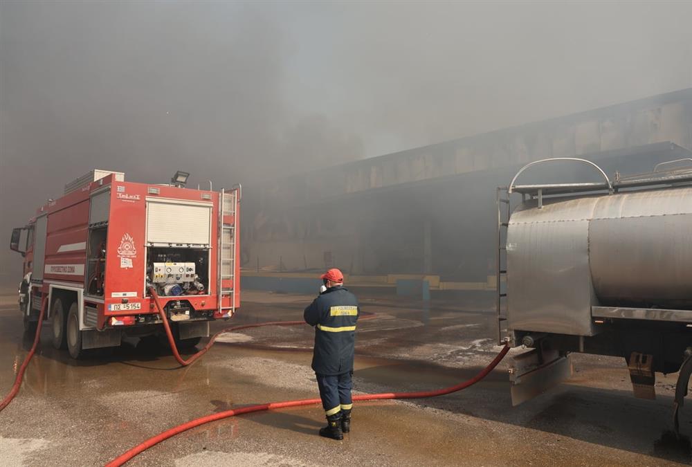 Φωτιά σε επιχείρηση στον Ασπρόπυργο: Εικόνες καταστροφής