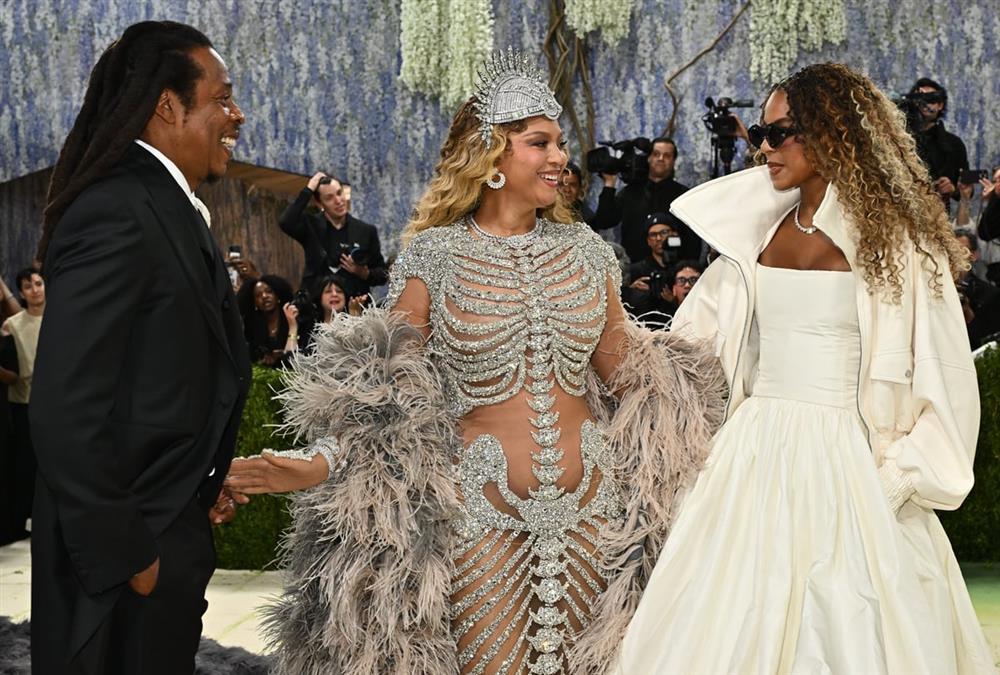 Met Gala 2026: Λάμψη, προκλήσεις και εντυπωσιακές επιστροφές στο κόκκινο χαλί