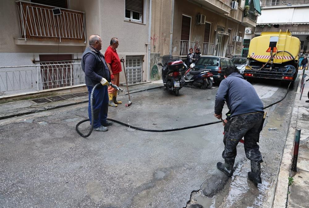 Κυψέλη: Γέμισε ο δρόμος με υγρό τσιμέντο – Πρωτοφανείς εικόνες