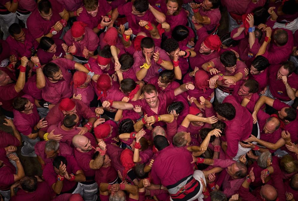 «Castells»: Οι ανθρώπινοι πύργοι της Καταλονίας και η δύναμη της συλλογικότητας