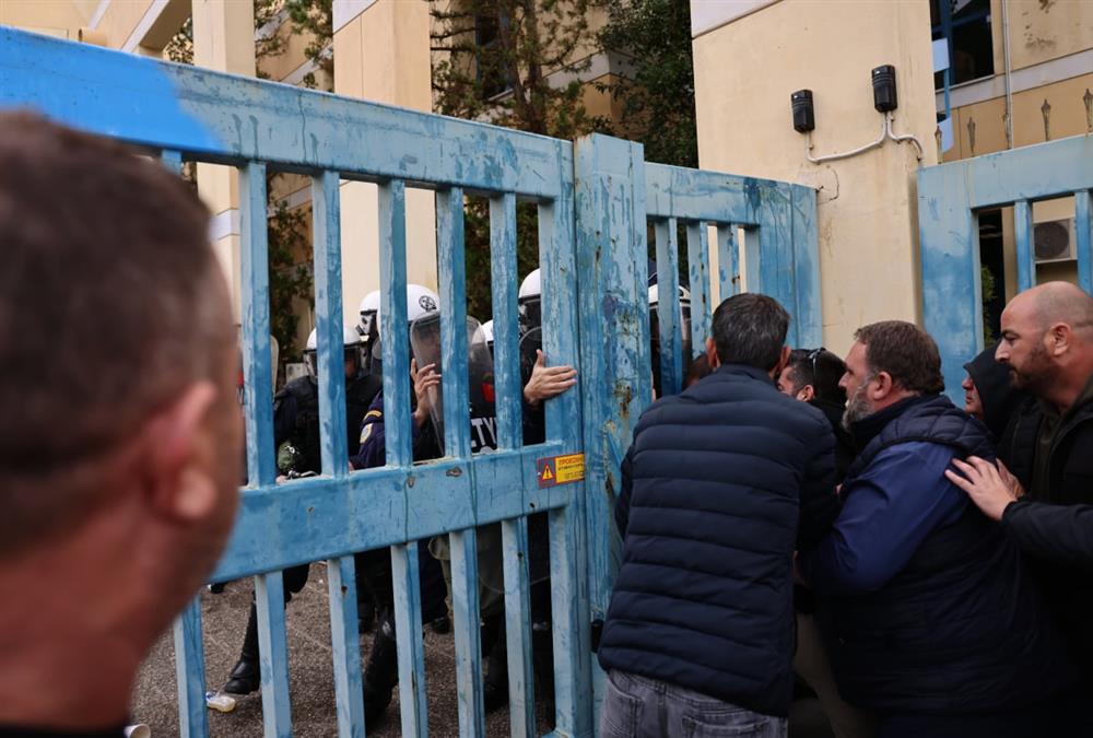 Ένταση στο υπουργείο Μεταφορών: Καρεκλοπόλεμος και χημικά μεταξύ οδηγών ταξί και ΕΛΑΣ