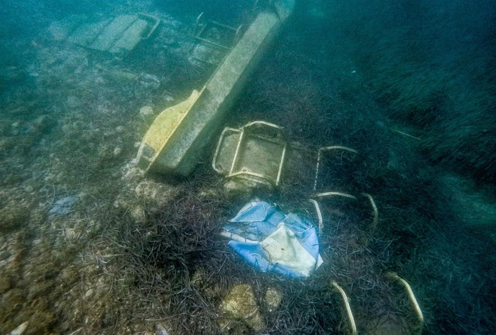 Έκαναν χωματερή τον βυθό της θάλασσας στην Κέρκυρα - Από ξαπλώστρες μέχρι καθίσματα