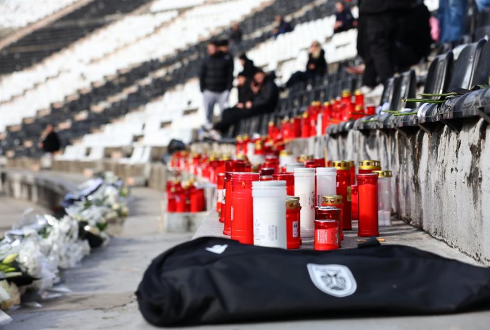 Συγκίνηση στην Τούμπα: Φίλοι του ΠΑΟΚ με λουλούδια, κασκόλ και πανό τιμούν τη μνήμη των «αετόπουλων»