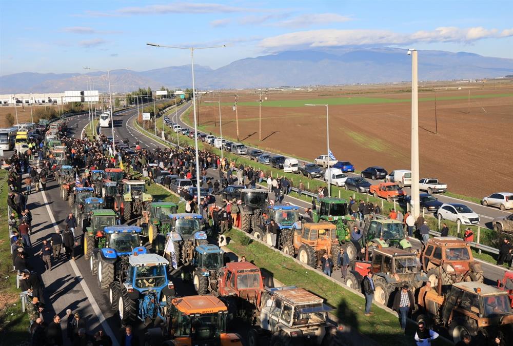 Ενισχυμένα και δυναμικά τα αγροτικά μπλόκα: Αποφασισμένοι οι αγρότες σε όλη τη χώρα