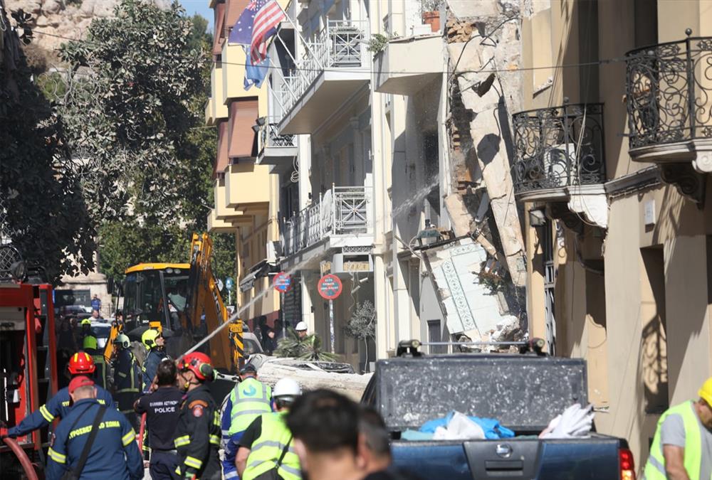 Ισχυρή έκρηξη στην Πλάκα: Κατέρρευσε και τυλίχτηκε στις φλόγες κτίριο στη Λυσικράτους
