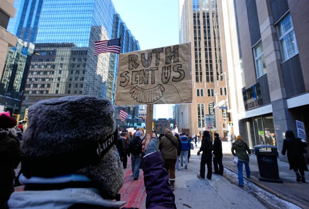 «Μισθωμένοι δολοφόνοι»: Χιλιάδες διαδηλωτές φώναξαν κατά της ICE στους δρόμους της Μινεάπολης