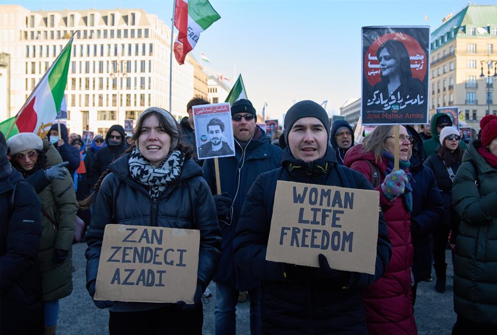 Στο πλευρό του ιρανικού λαού διαδηλωτές από όλο τον κόσμο - Συνεχίζεται η εκατόμβη νεκρών στην Τεχεράνη