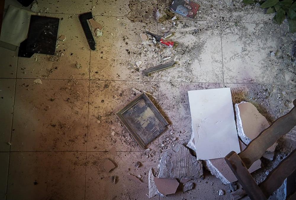 Οι κάτοικοι μετρούν τις πληγές τους μετά τον «χορό» των Ρίχτερ στην Εύβοια - Ζημιές σε σπίτια και απόγνωση