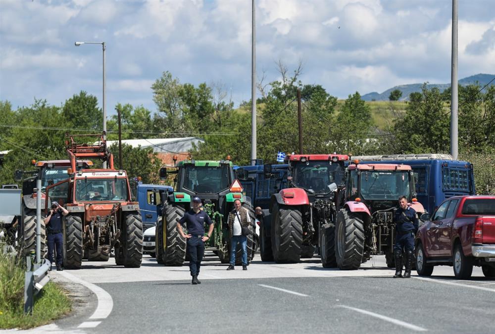 Ξανά στα μπλόκα με τα τρακτέρ οι αγρότες στις Σέρρες - Ένταση με τα ΜΑΤ