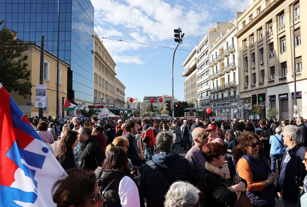 Κοσμοσυρροή στην πλατεία Συντάγματος - Εκατοντάδες εργαζόμενοι πορεύτηκαν ζητώντας καλύτερους μισθούς