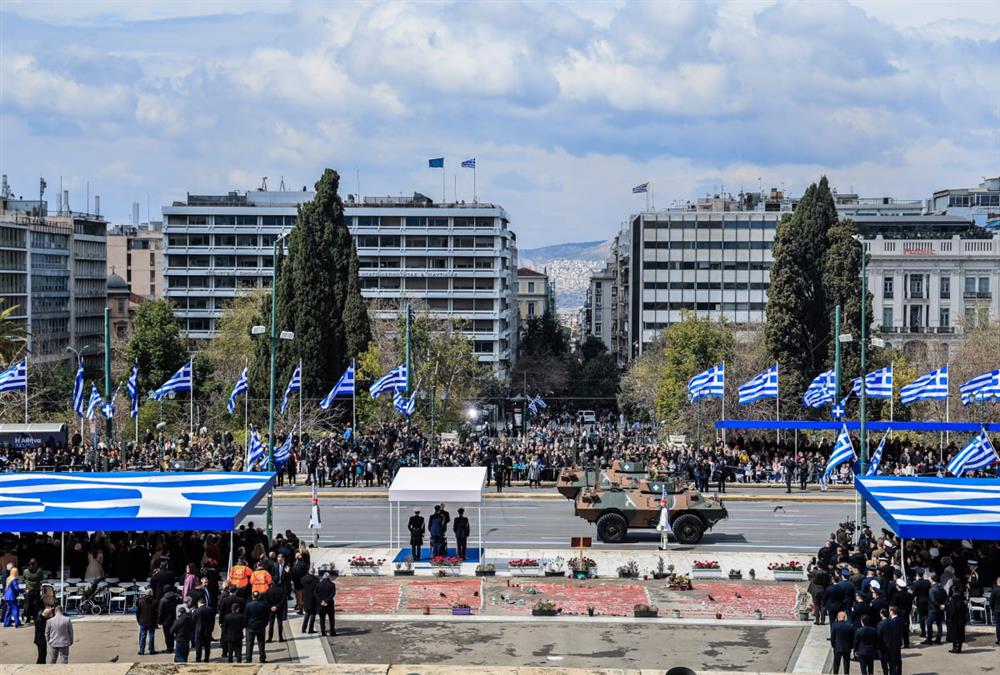 Η μεγάλη στρατιωτική παρέλαση για την 25η Μαρτίου στο Σύνταγμα - Τα νέα οπλικά συστήματα