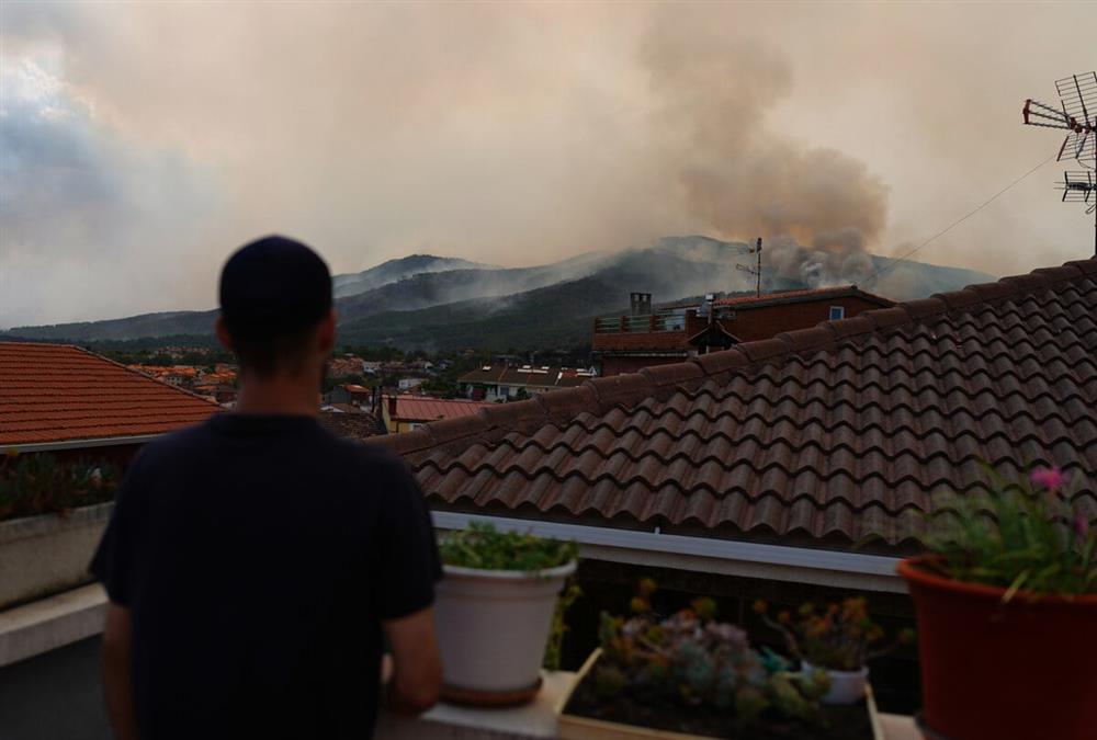 Ανεξέλεγκτες πυρκαγιές: Πάνω από 2,2 εκατ. στρέμματα στάχτη και 250.000 εκτοπισμένοι σε Γαλλία και Ισπανία