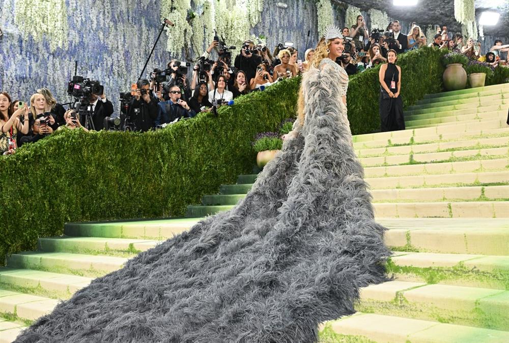 Met Gala 2026: Λάμψη, προκλήσεις και εντυπωσιακές επιστροφές στο κόκκινο χαλί