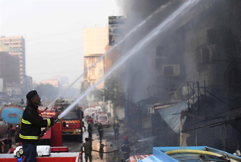 Έξι νεκροί από τεράστια πυρκαγιά σε μεγάλο εμπορικό κέντρο στο Πακιστάν - Εικόνες καταστροφής