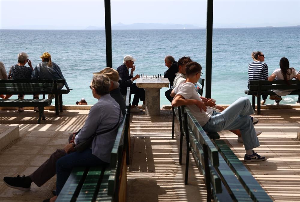 «Μύρισε» καλοκαίρι και οι Αθηναίοι ξεχύθηκαν στις παραλίες - Οι πρώτες βουτιές για μικρούς και μεγάλους
