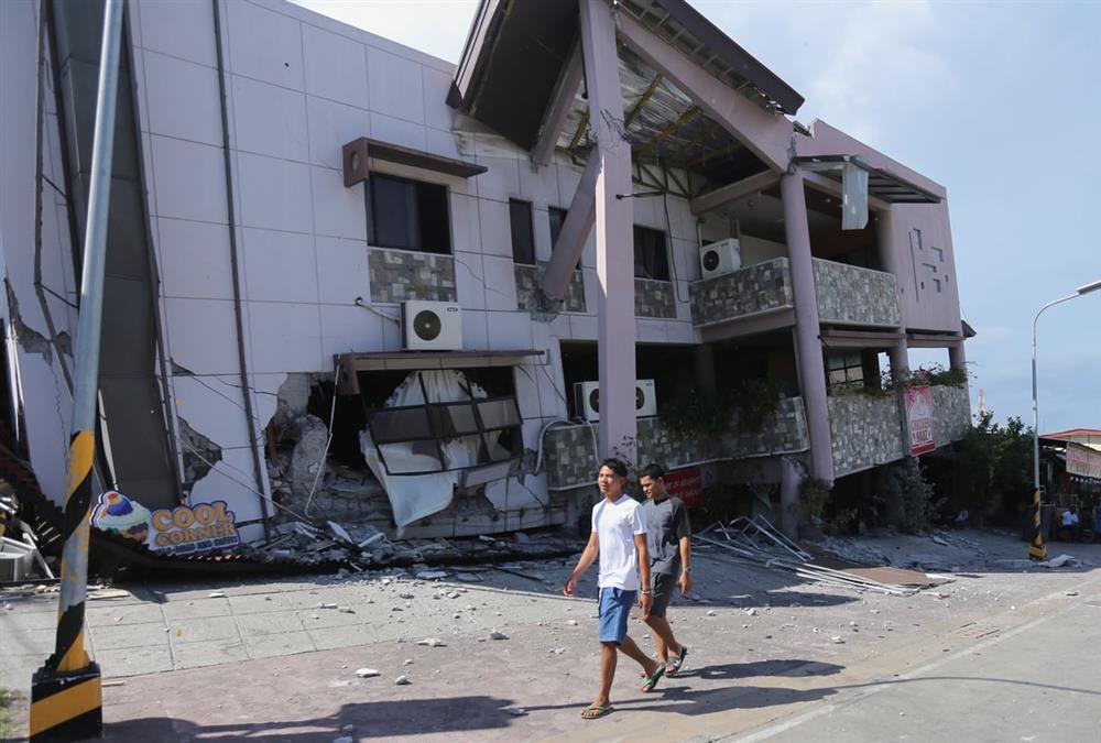 Τρομακτικές εικόνες από τον σεισμό στις Φιλιππίνες:  Κτίρια κατέρρευσαν σαν τραπουλόχαρτα - Δεκάδες νεκροί