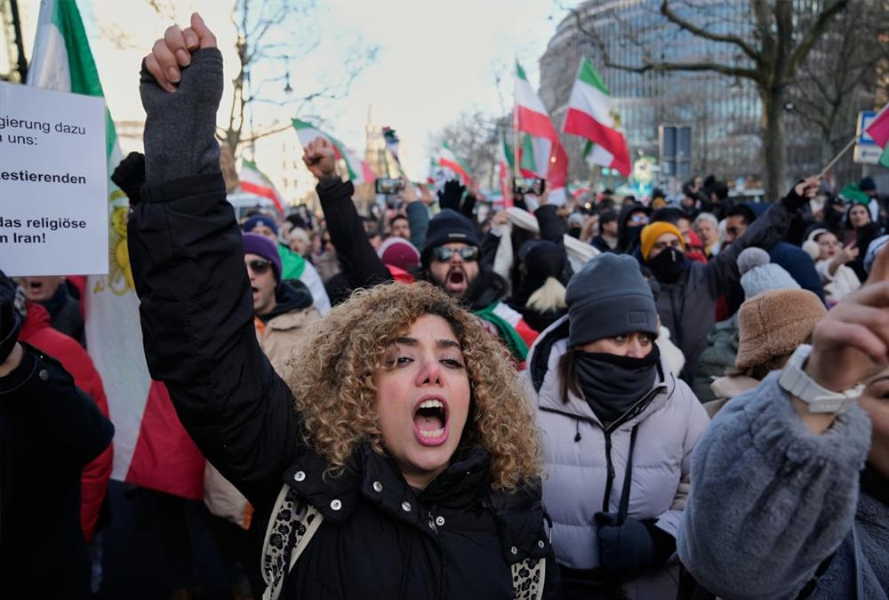 Στο πλευρό του ιρανικού λαού διαδηλωτές από όλο τον κόσμο - Συνεχίζεται η εκατόμβη νεκρών στην Τεχεράνη