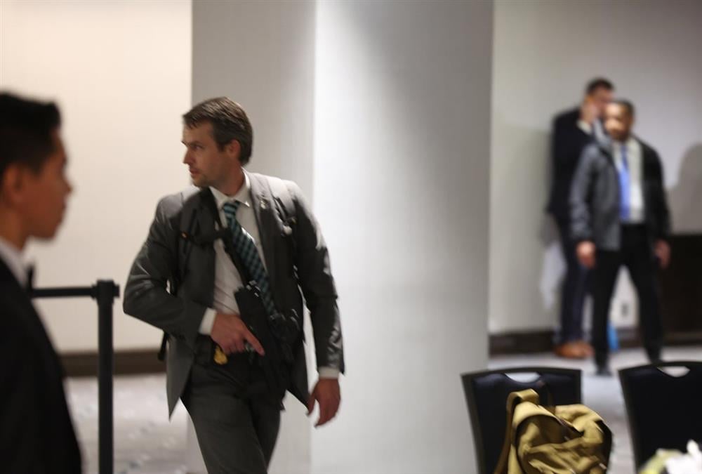 Εικόνες πανικού: Πυροβολισμοί σε δείπνο όπου βρισκόταν ο Τραμπ