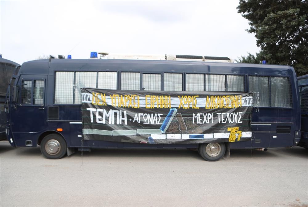 Τέμπη, η δίκη: Πρώτη μέρα με εικόνες ντροπής - Μεγάλο «κύμα» συμπαράστασης στους συγγενείς