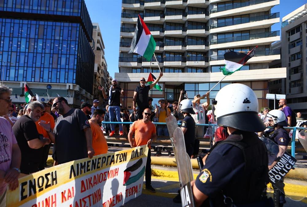 «Είναι ανεπιθύμητοι»: Συγκέντρωση διαμαρτυρίας στον Πειραιά κατά της άφιξης του «Crown Iris