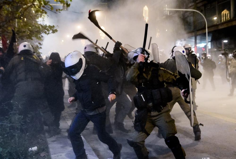 Όργιο αστυνομικής βίας σε άλλη μια πορεία για τον Αλέξη - Κι όμως, κόσμος έσπασε τον αποκλεισμό και τραγούδησε στο μνημείο