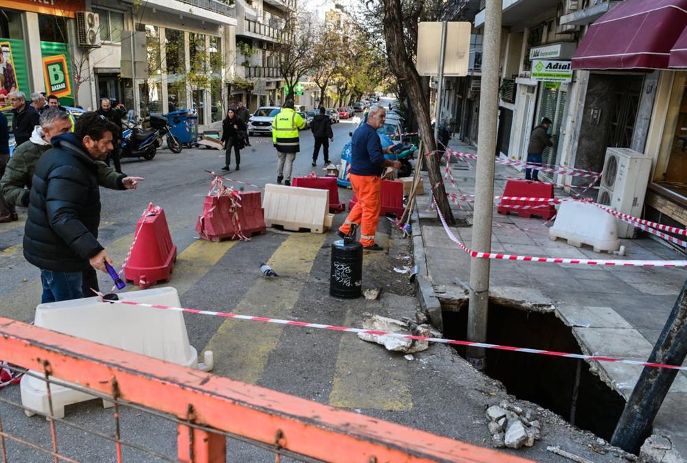 Πανικός στη Βασιλέως Γεωργίου: Άνοιξε τρύπα στο έδαφος και «κατάπιε» κολώνα