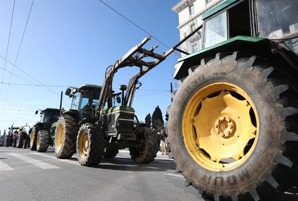 Αποχώρησαν με κόρνες και επευφημίες οι αγρότες με τα τρακτέρ από το Σύνταγμα