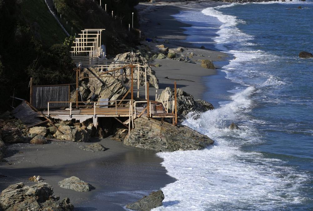 Εικόνες καταστροφής στον Αγιόκαμπο Λάρισας από την κακοκαιρία - Θάλασσα και στεριά έγιναν ένα