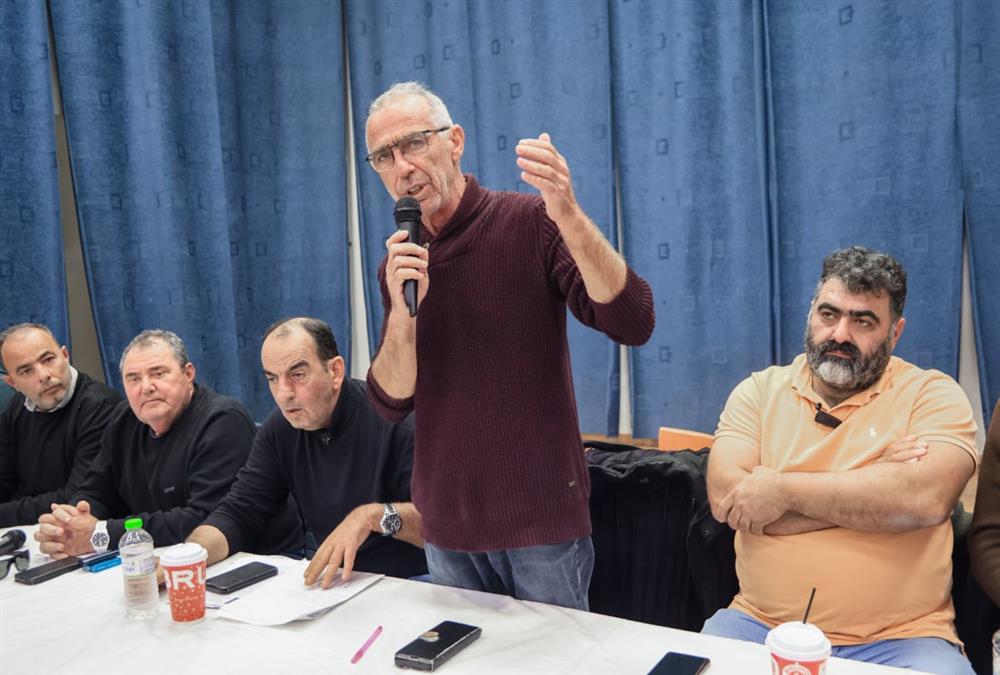 «Ζήτω τα τρακτέρ, κάτω οι Ferrari»: Κοσμοσυρροή στην πανελλαδική σύσκεψη των αγροτών στη Νίκαια