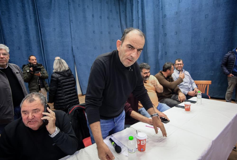 «Ζήτω τα τρακτέρ, κάτω οι Ferrari»: Κοσμοσυρροή στην πανελλαδική σύσκεψη των αγροτών στη Νίκαια