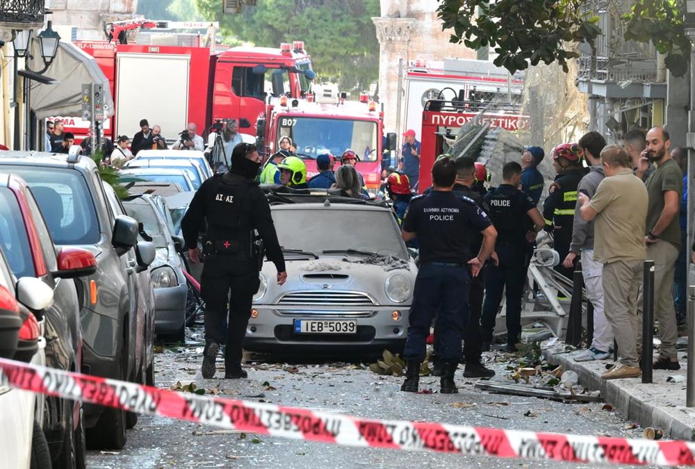 Ισχυρή έκρηξη στην Πλάκα: Κατέρρευσε και τυλίχτηκε στις φλόγες κτίριο στη Λυσικράτους
