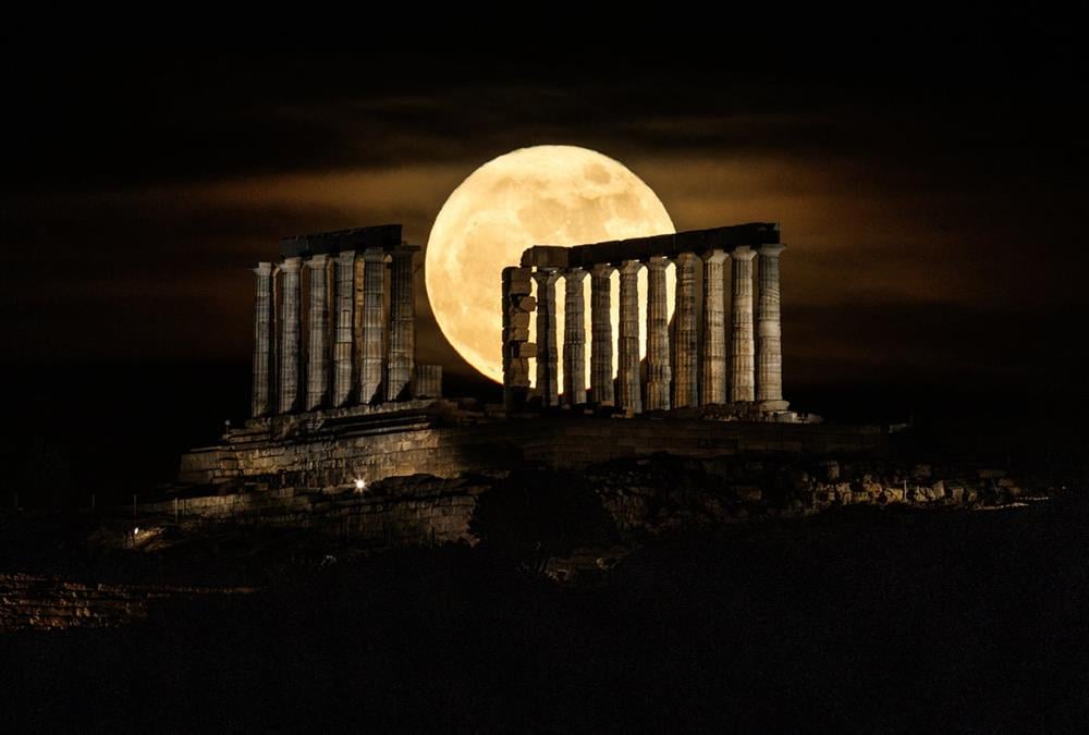 «Μάγεψε» η πανσέληνος του Μαΐου: Εντυπωσιακές εικόνες από τον ναό του Ποσειδώνα
