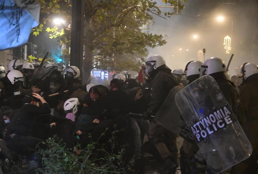 Όργιο αστυνομικής βίας σε άλλη μια πορεία για τον Αλέξη - Κι όμως, κόσμος έσπασε τον αποκλεισμό και τραγούδησε στο μνημείο